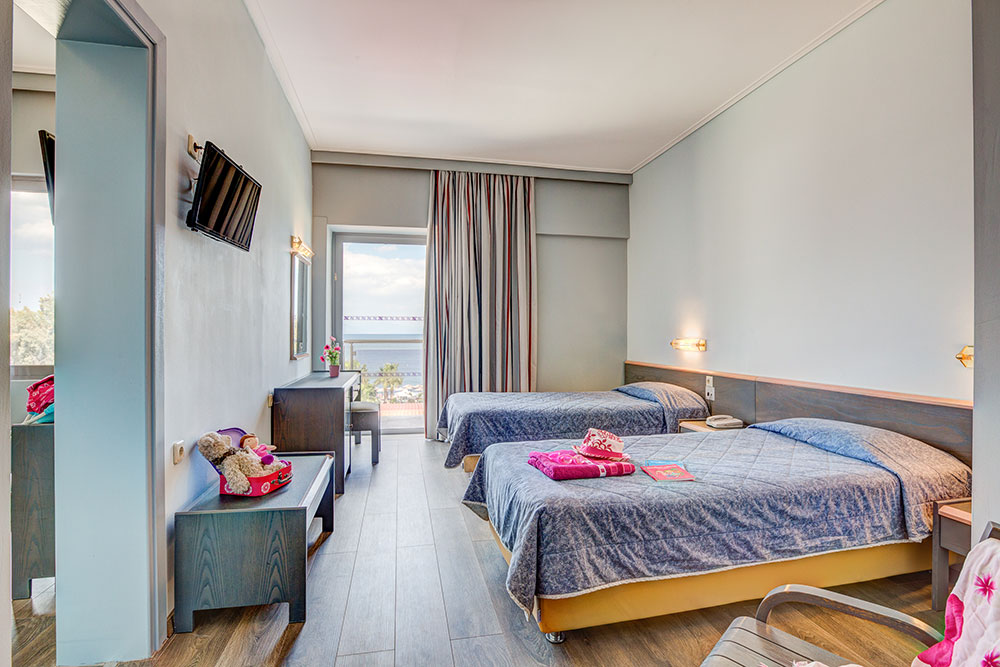 Hotel Golden Coast quadruple room 1.jpg