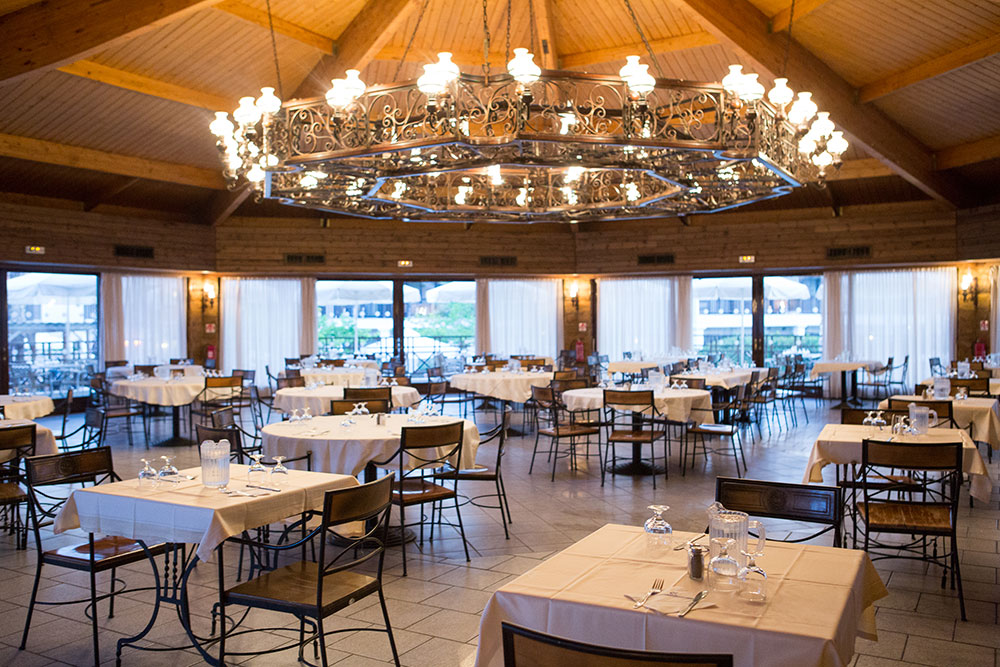 Hotel Golden Coast restaurant 2.jpg