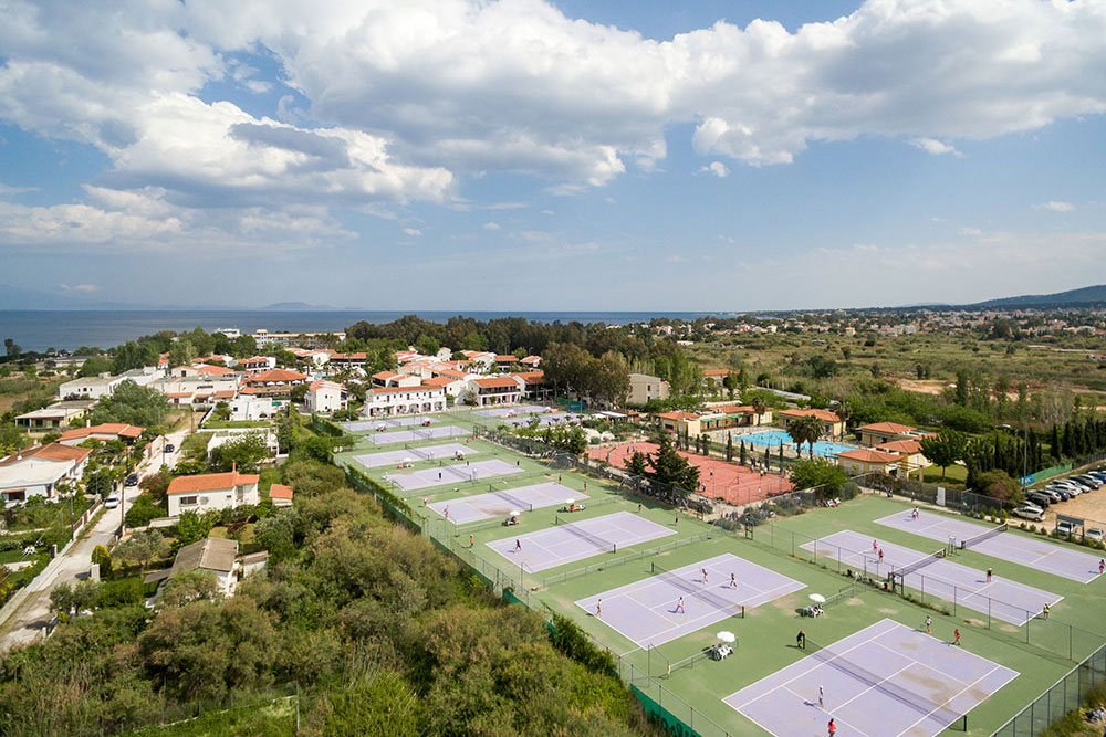 Hotel Golden Coast tennis court.jpg
