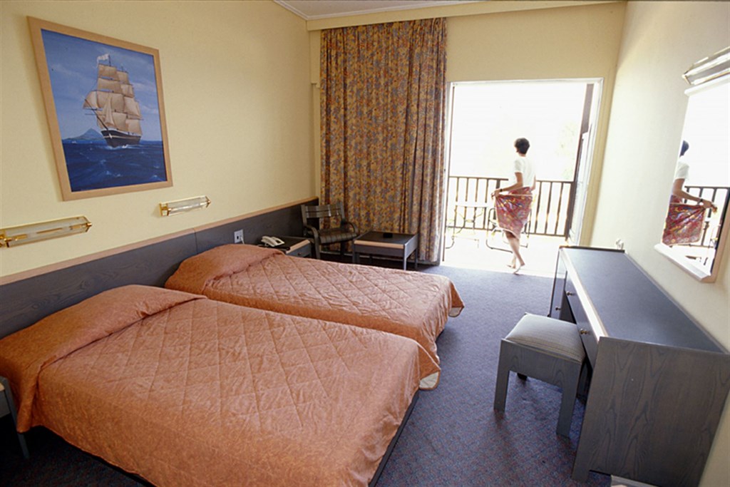 Hotel Golden Coast triple room.jpg