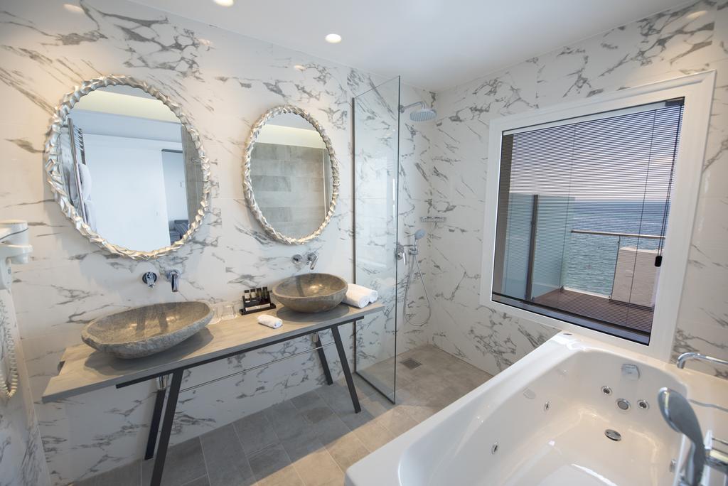 Hotel Golden Star City Resort bathroom.jpg