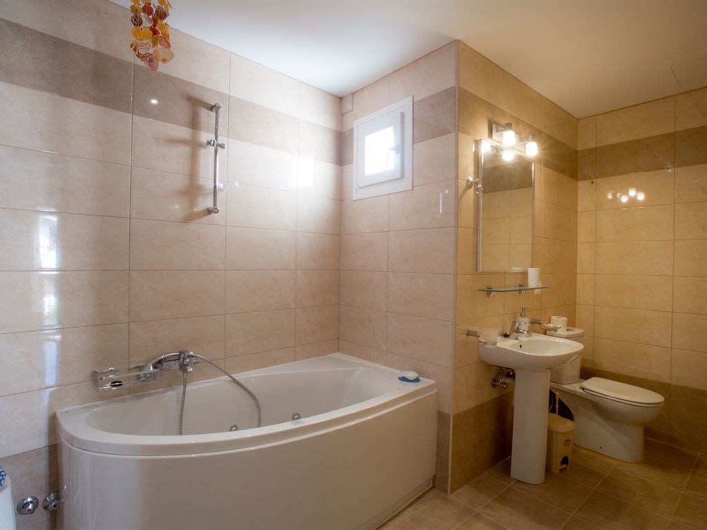 Hotel Gouvia bathroom 1.jpeg
