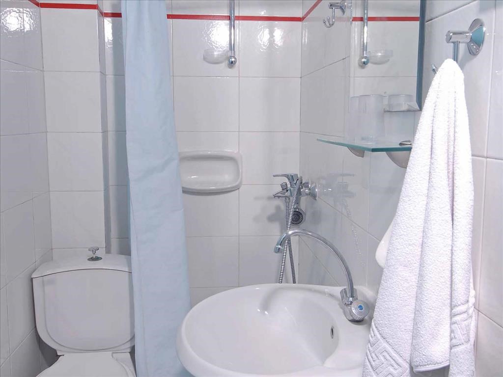 Hotel Gouvia bathroom.jpeg