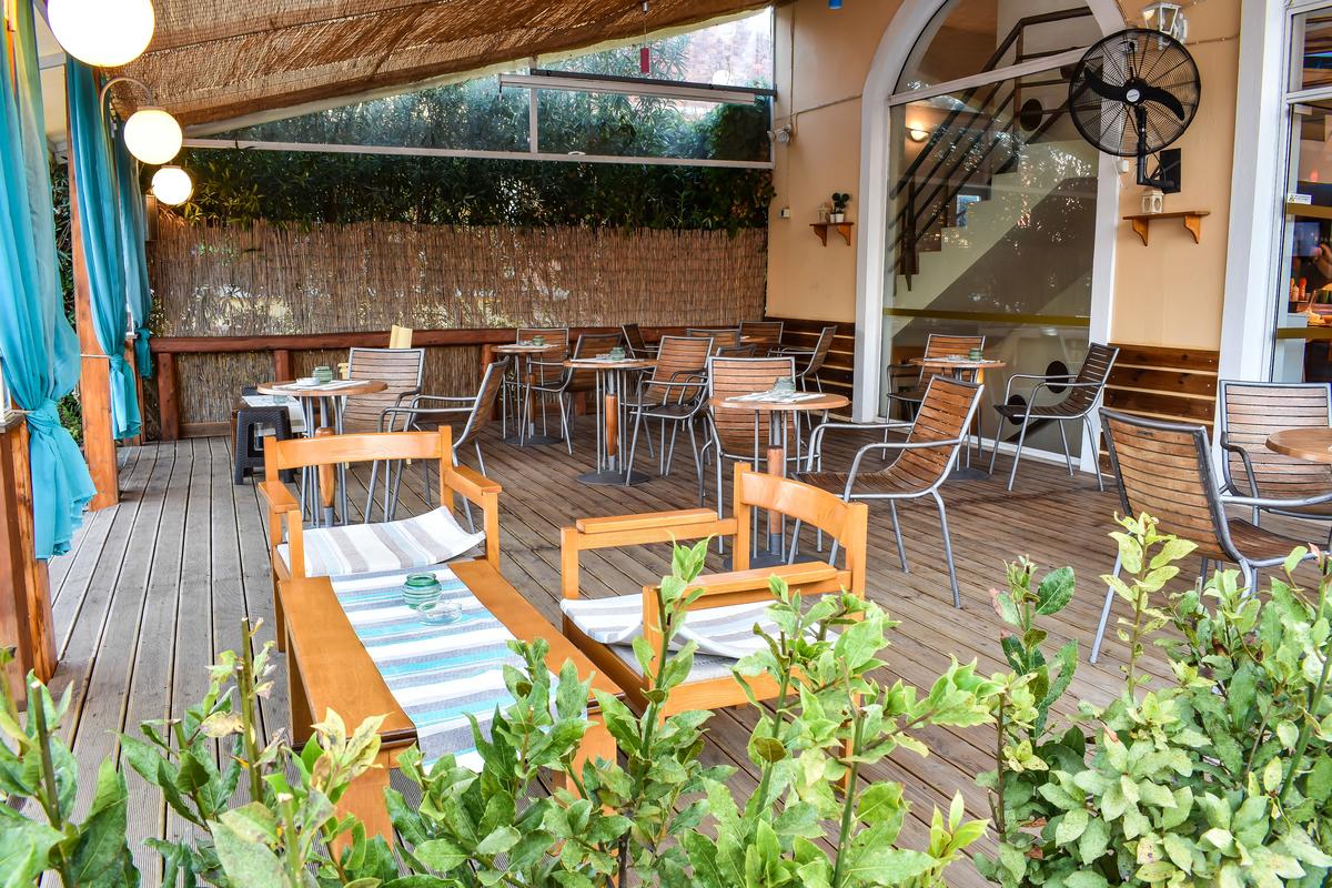 Hotel Govino Bay bar.jpg