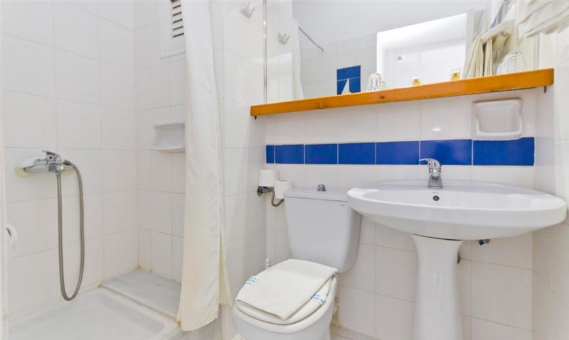 Hotel Grand Bleu bathroom.jpg