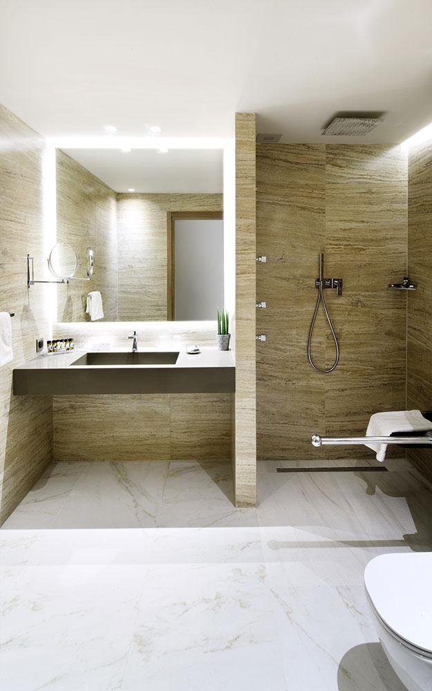 Grand Hotel Palace wheelchair friendly rooms bathroom.jpg