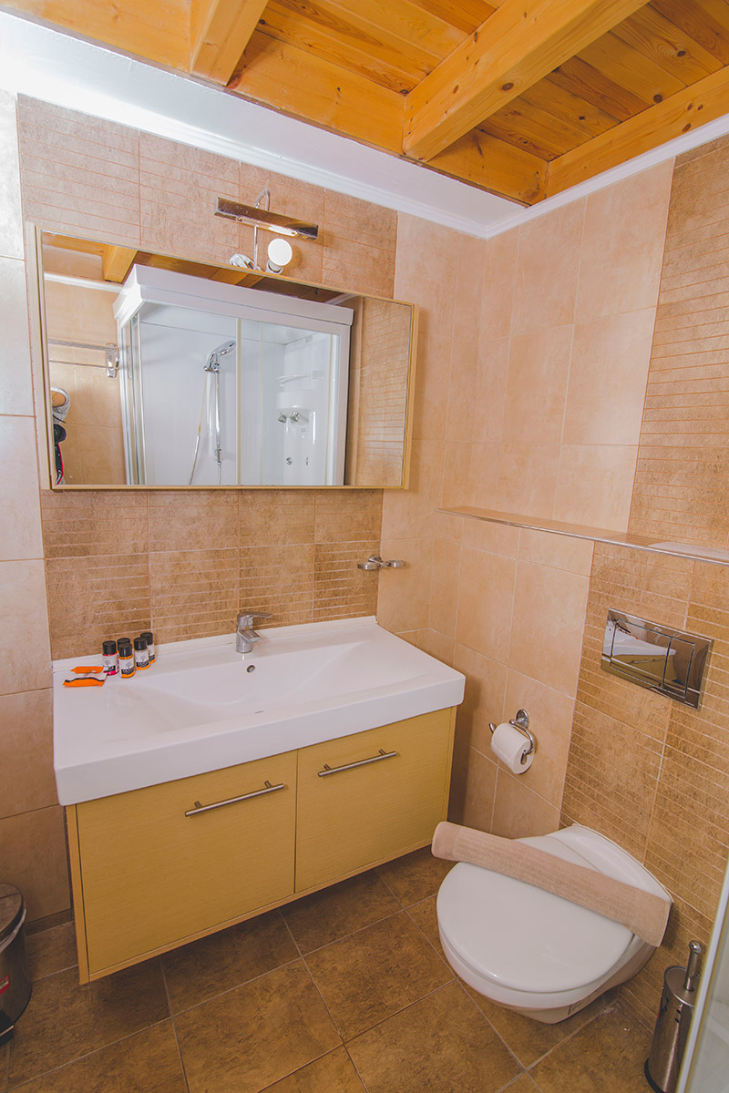 Hotel Grand Nefeli bathroom 1.jpg