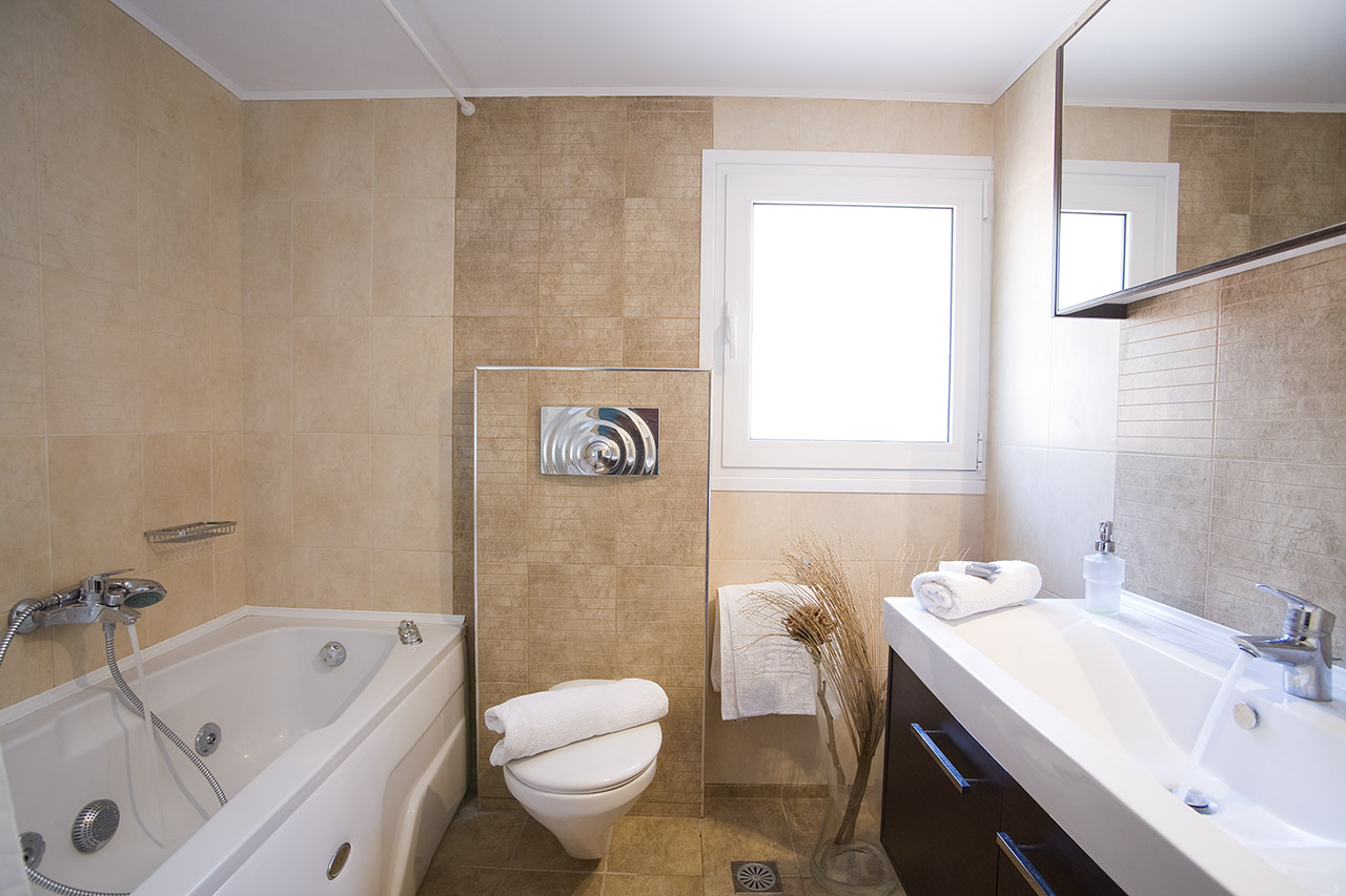 Hotel Grand Nefeli bathroom 2.jpg