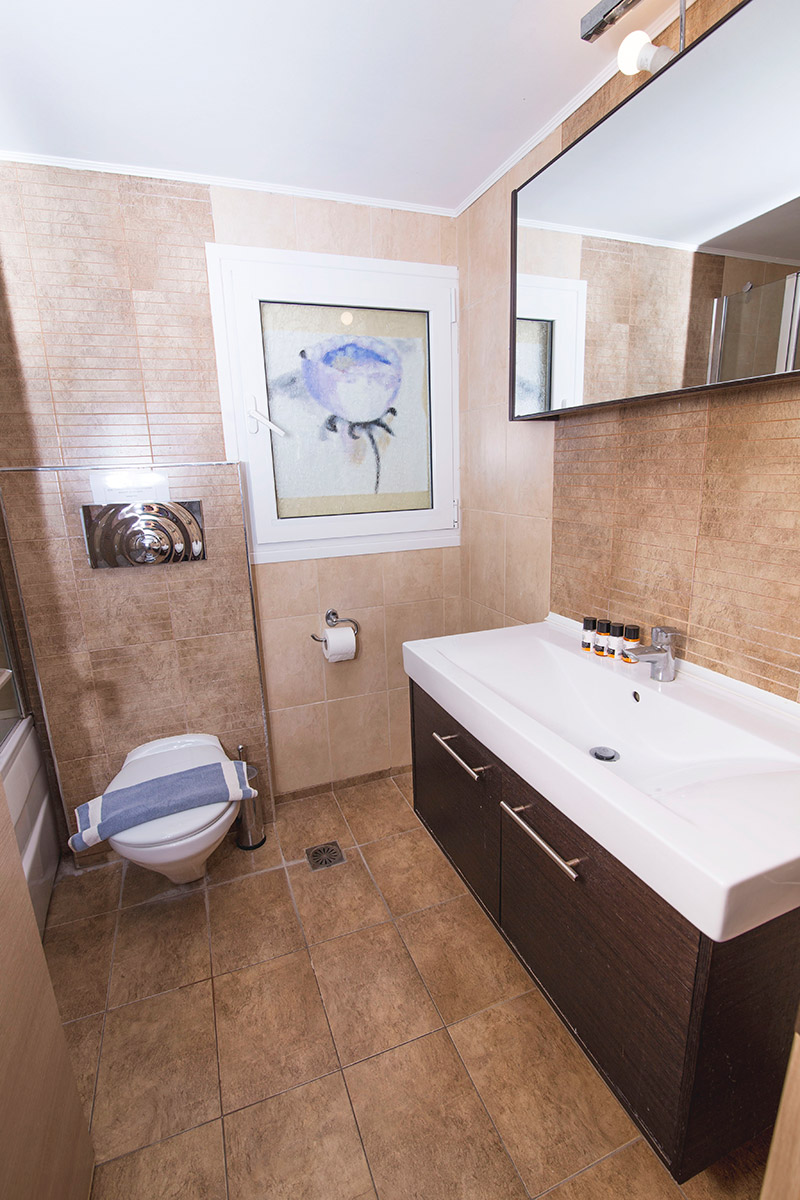 Hotel Grand Nefeli bathroom.jpg