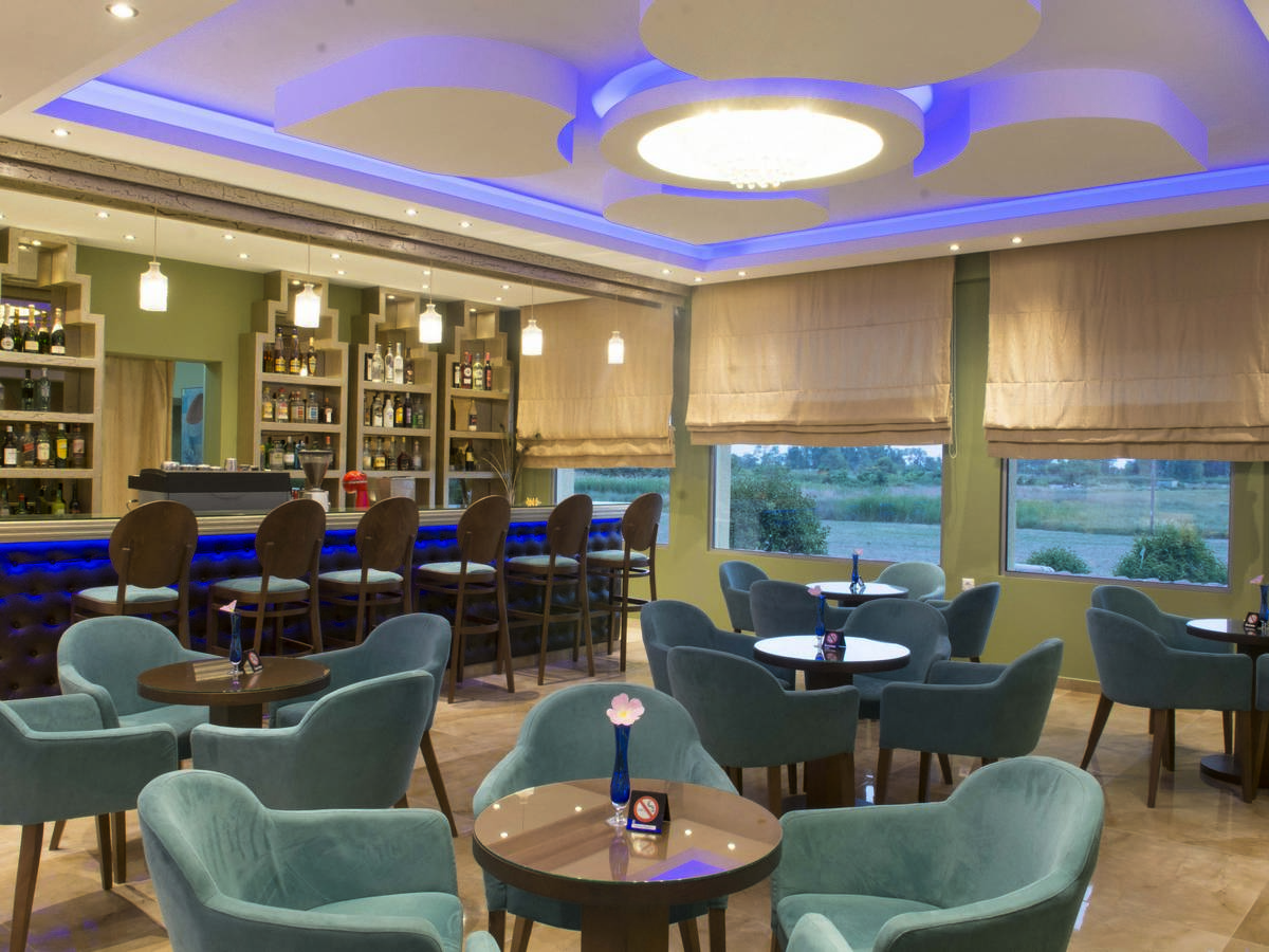 Hotel Grand Platon bar.jpg