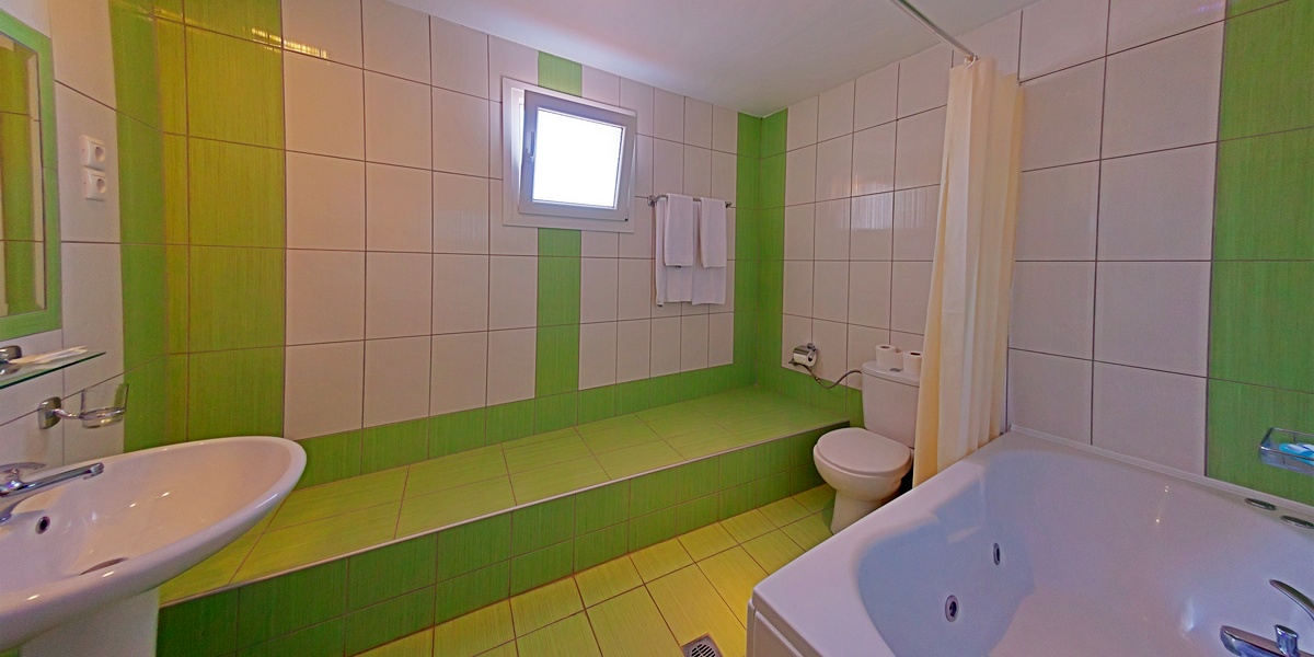 Hotel Grand Platon family rooms bathroom.jpg