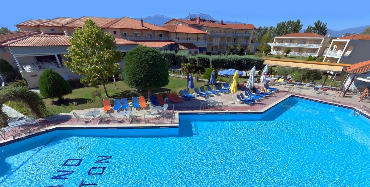 Hotel Grand Platon pool 1.jpg