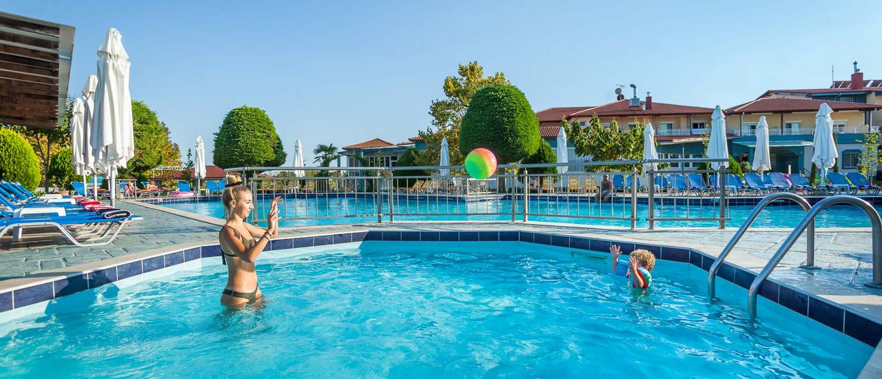 Hotel Grand Platon pool 2.jpg