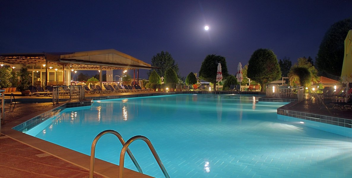 Hotel Grand Platon pool.jpg