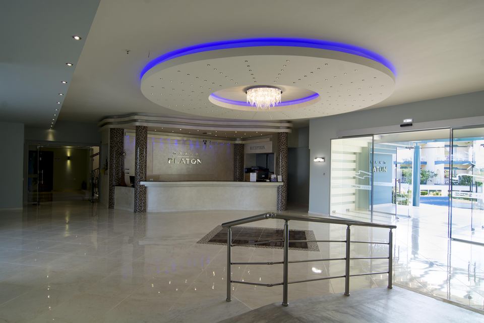 Hotel Grand Platon reception.jpg