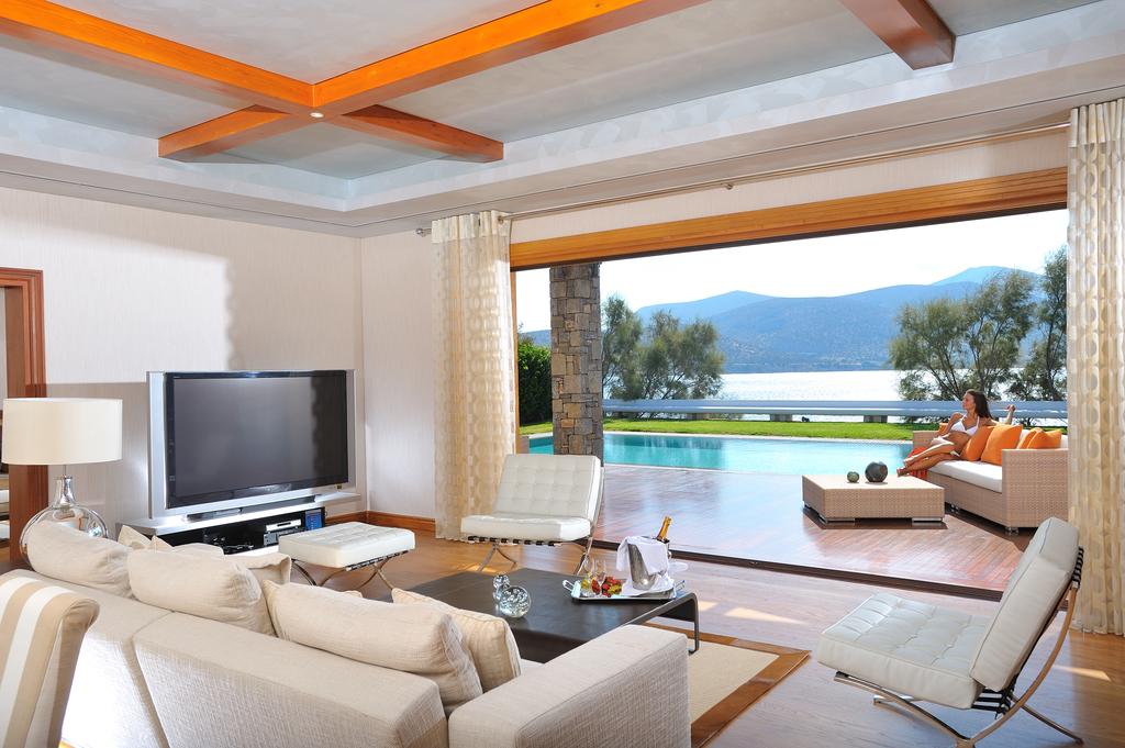 Hotel Grand Resort Lagonissi junior suite.jpg