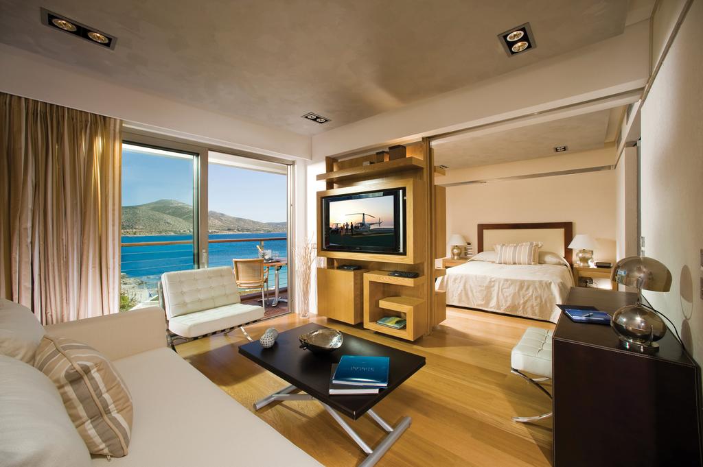 Hotel Grand Resort Lagonissi penthouse suite 1.jpg