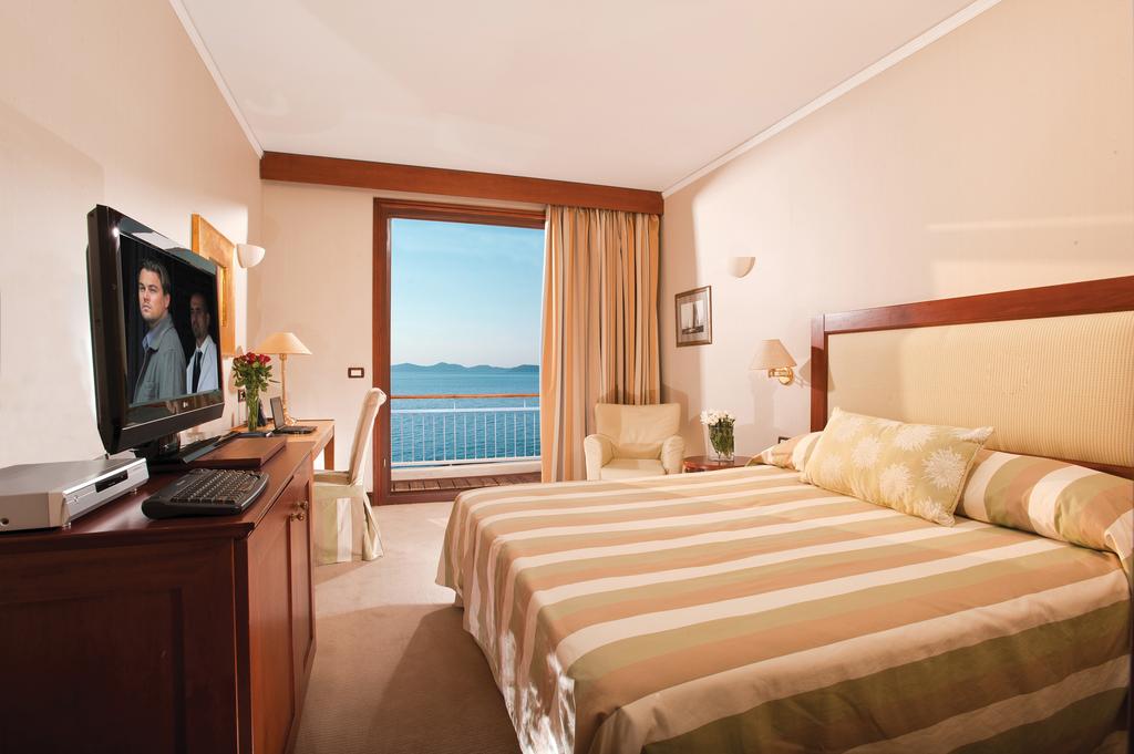 Hotel Grand Resort Lagonissi superior suites sea view.jpg
