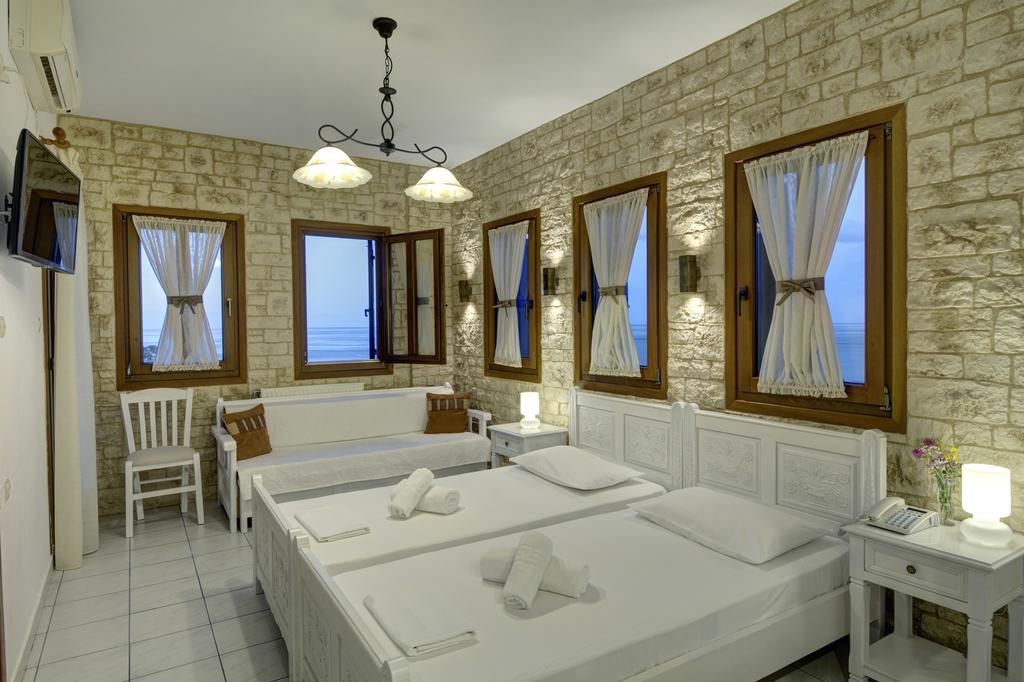 Hotel Agnadi triple room.jpg
