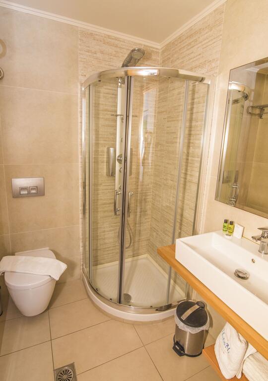 Hotel Grand Theoni bathroom 1.jpg