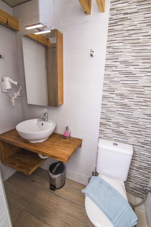 Hotel Grand Theoni bathroom.jpg