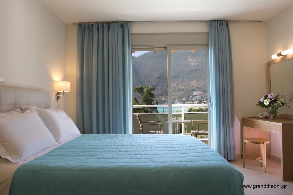 Hotel Grand Theoni double room.jpg
