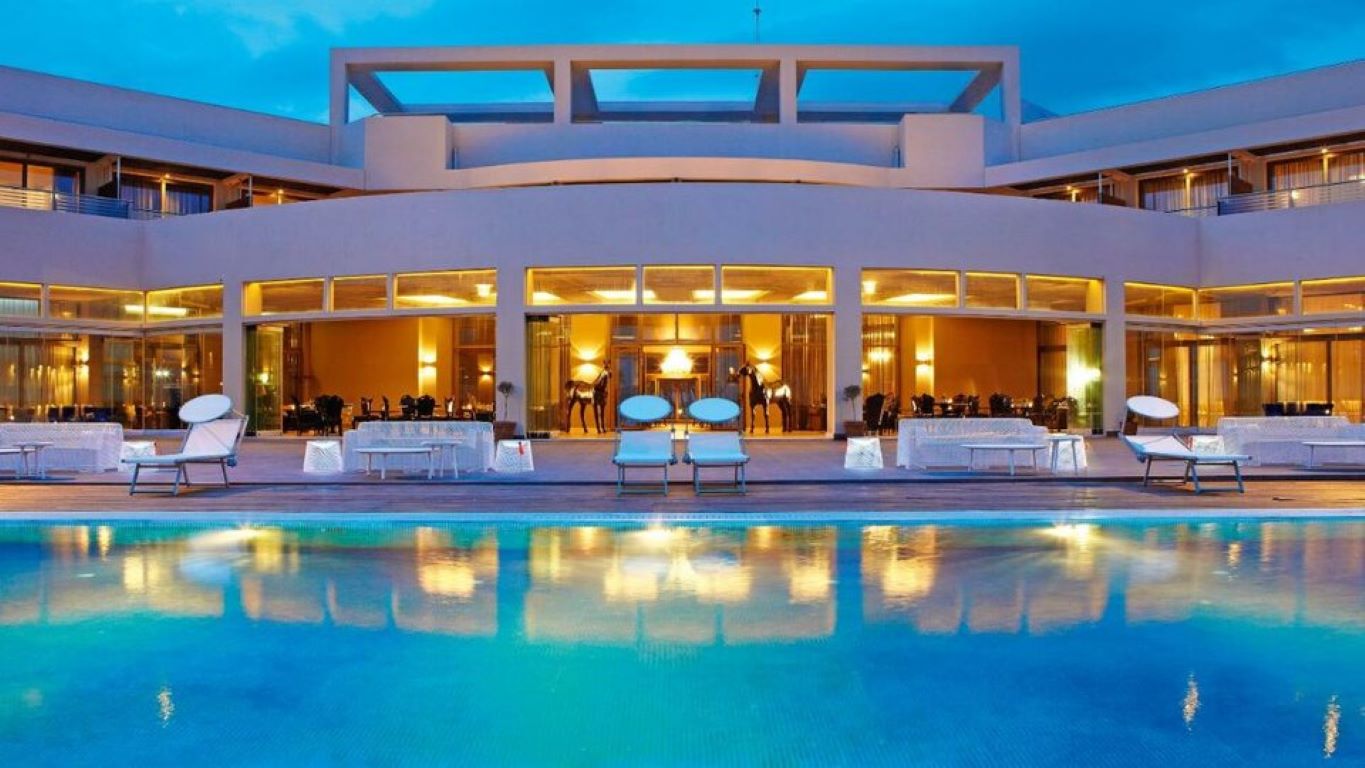 Grecotel Astir Hotel-Bar pored bazena.jpg