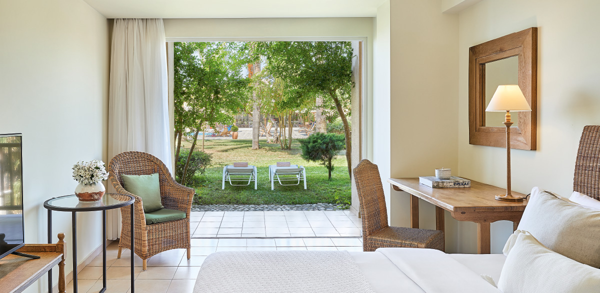 Hotel Grecotel Filoxenia Classic jardin coverded veranda.jpg