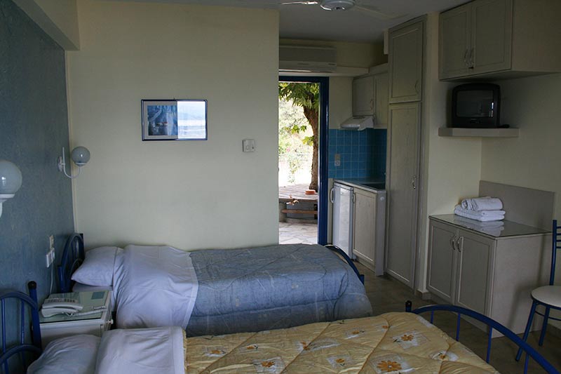 Hotel Agnanti triple room.jpg