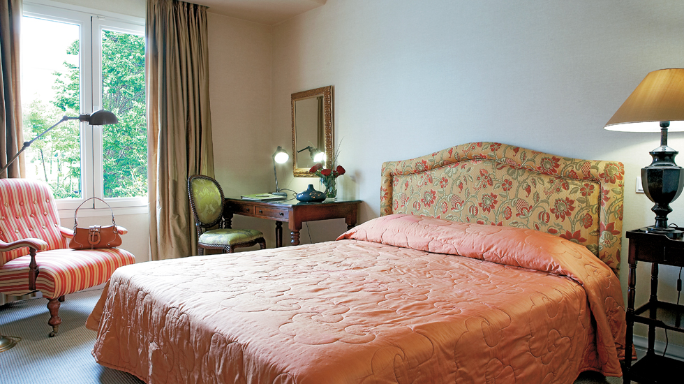 Hotel Grecotel Larissa Imperial superior room 1.jpg