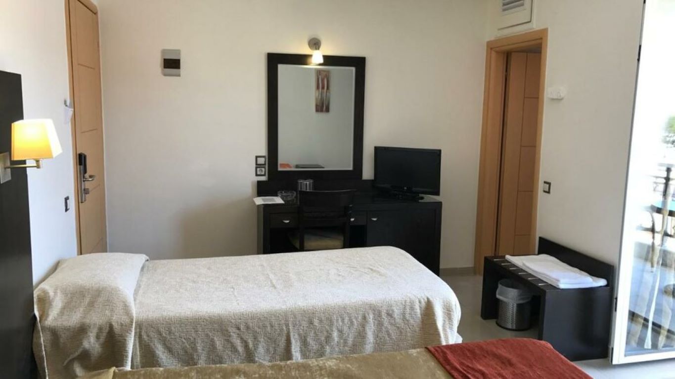 Hanioti Grand Otel dvokrevetna soba.jpg