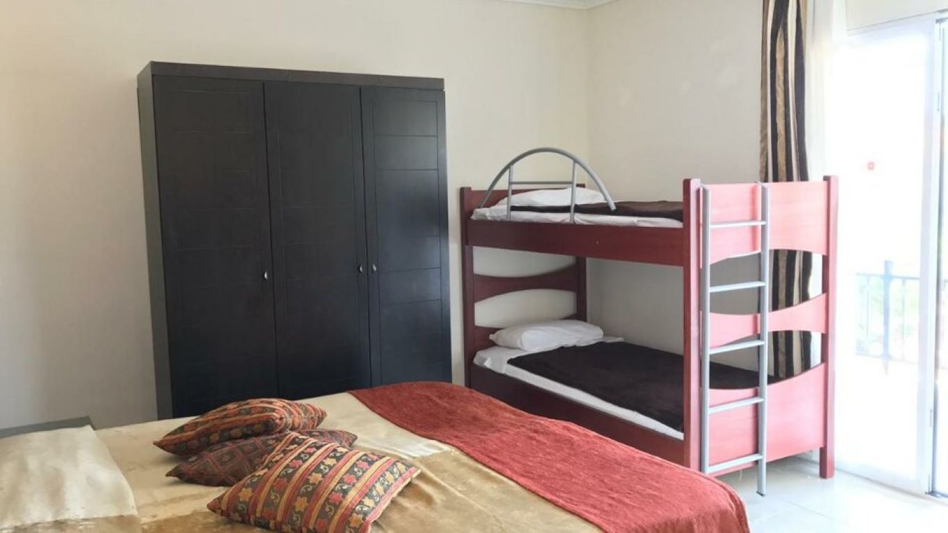 Hanioti Grand Otel soba sa krevetima na sprat.jpg