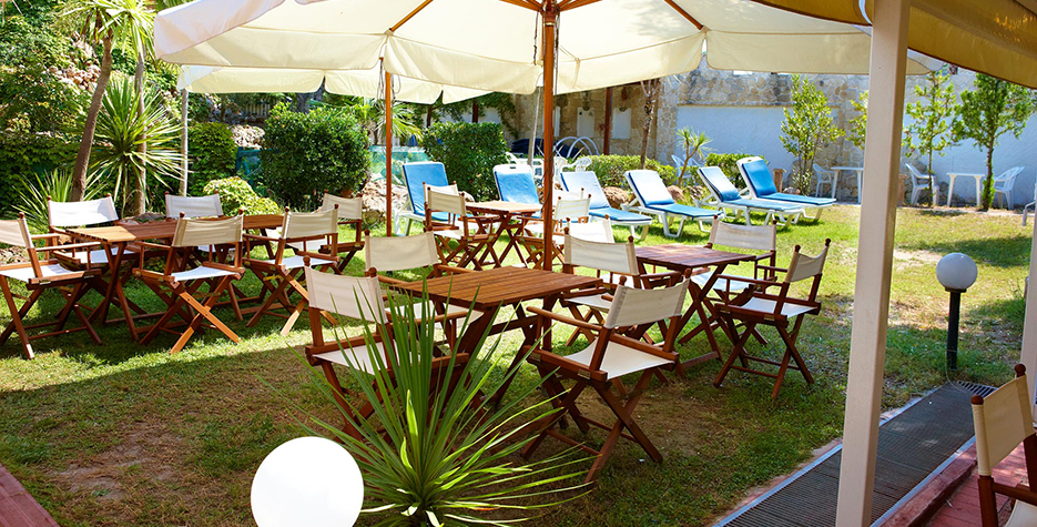 Hanioti Grand Victoria bar na bazenu.jpg