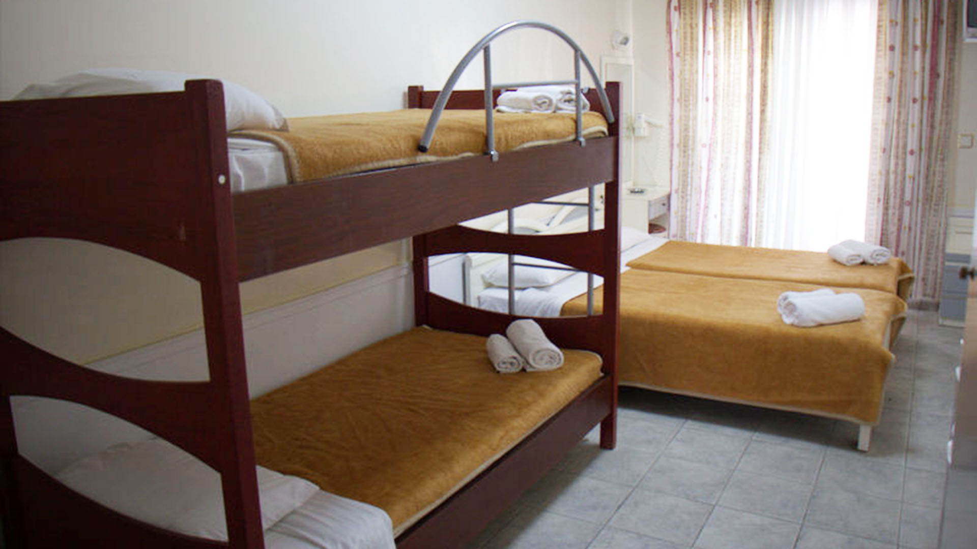 Hanioti Grand Victoria hotel standard soba sa krevetima na sprat.jpg