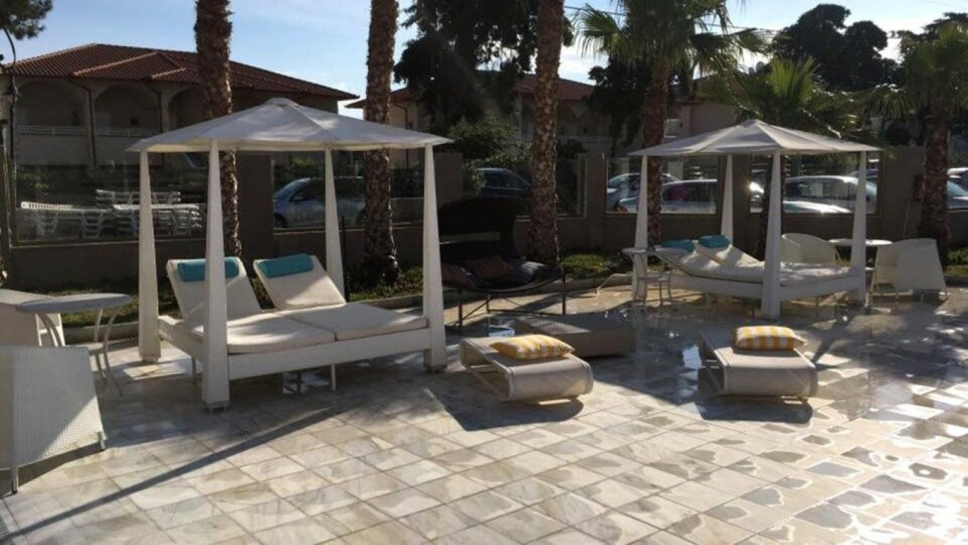 Hotel Hanioti Melathron-Lezaljek i suncobrani.jpg