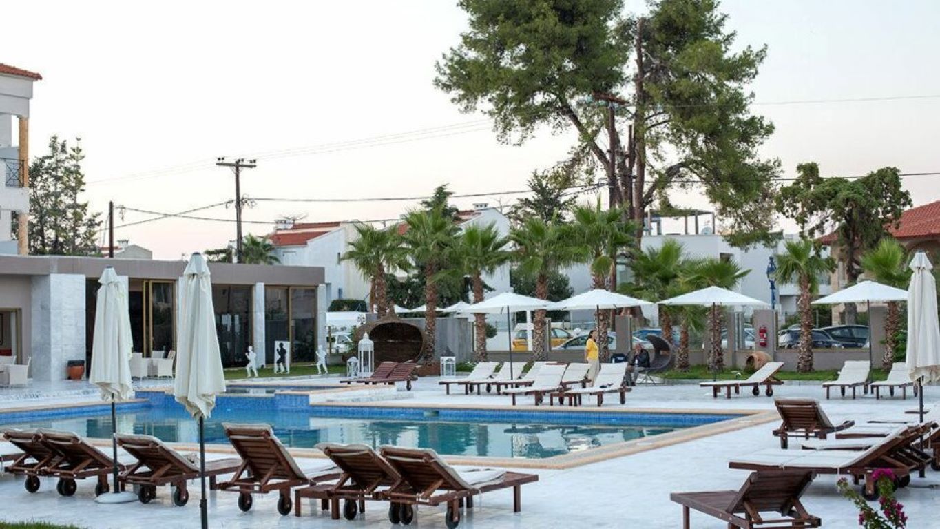 Hotel Hanioti Melathron-Oblast oko bazena.jpg