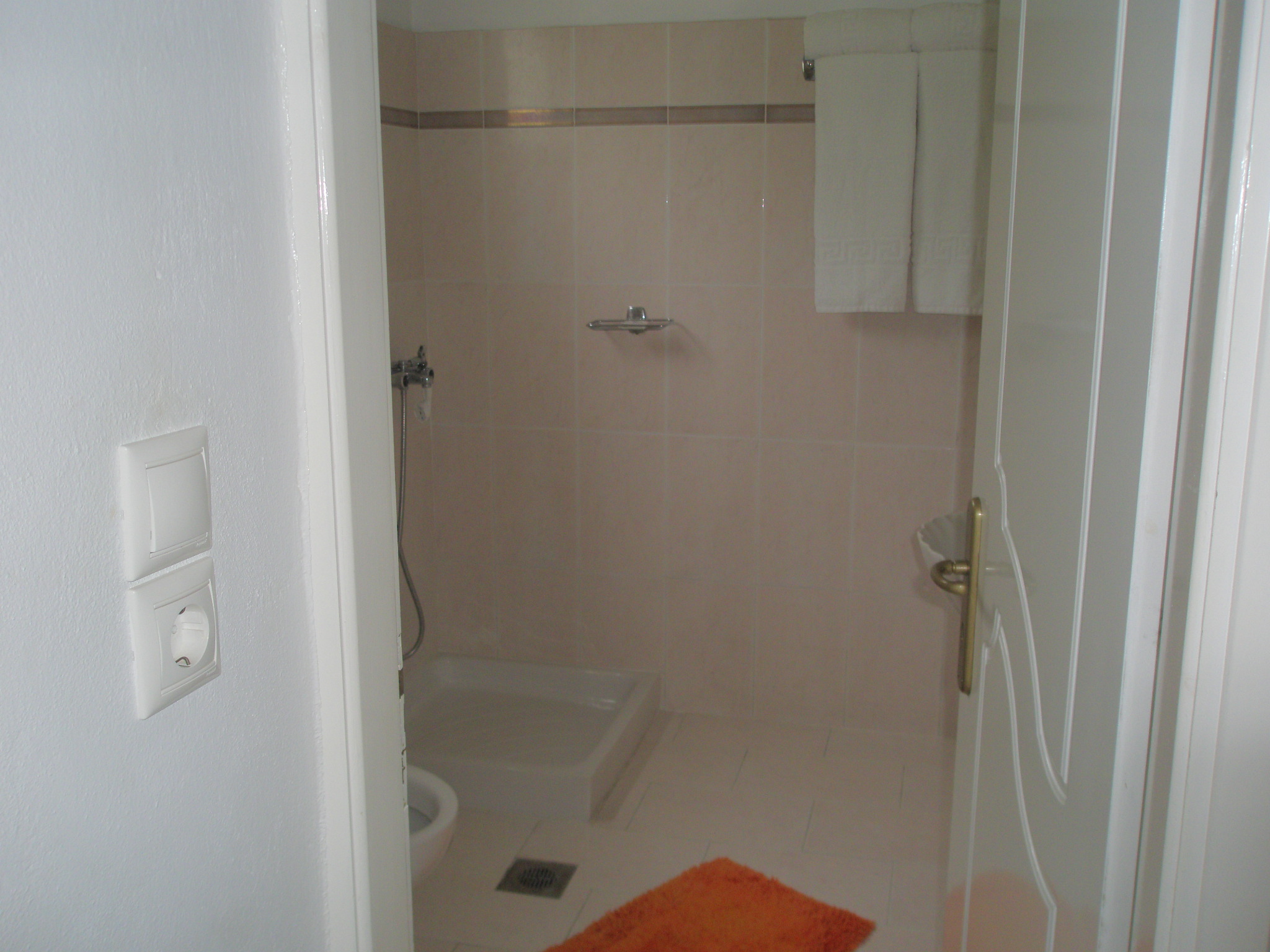 Haris aparments bathroom 1.jpg