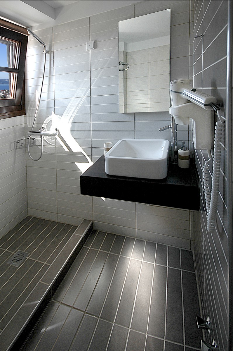Villa Helianthus bathroom 1.jpg