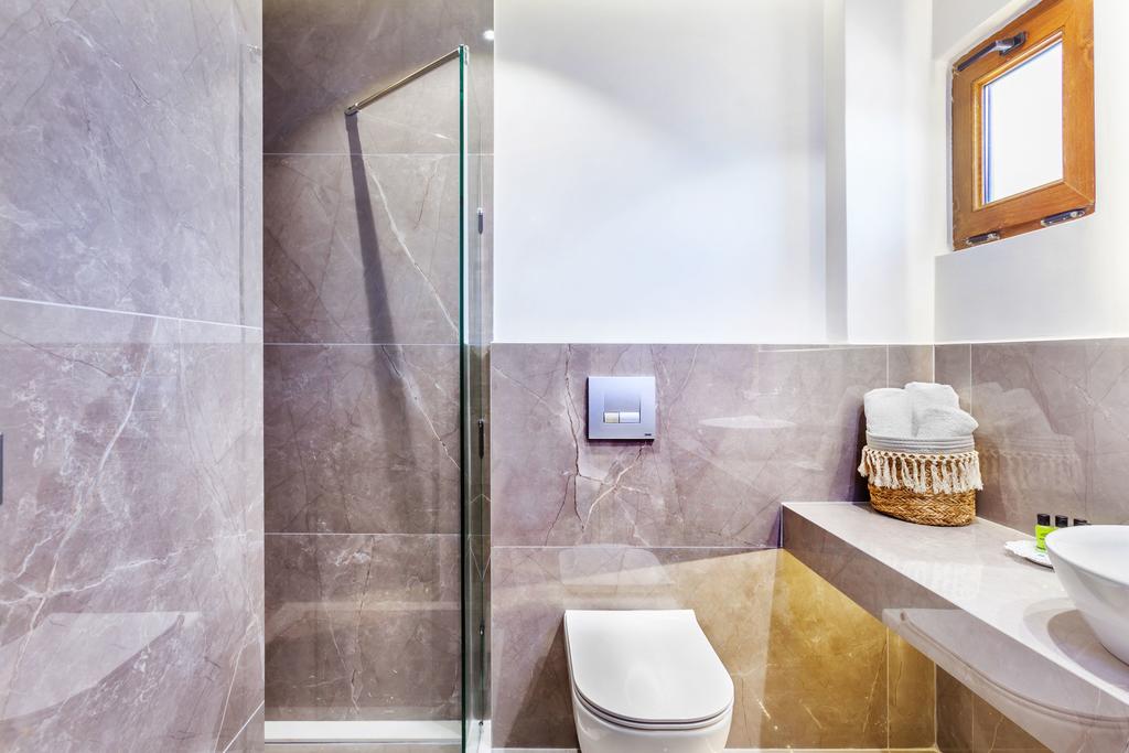 Hotel Hesperides bathroom 1.jpg