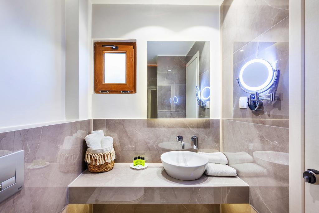 Hotel Hesperides bathroom.jpg