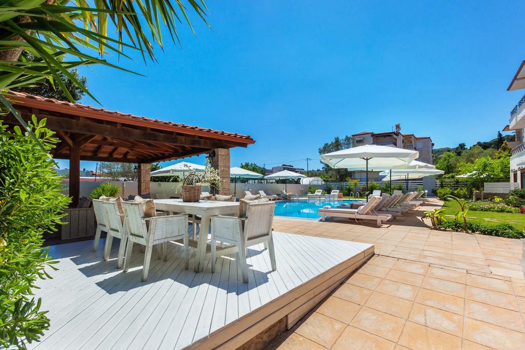 Hotel Hesperides pool bar 1.jpg