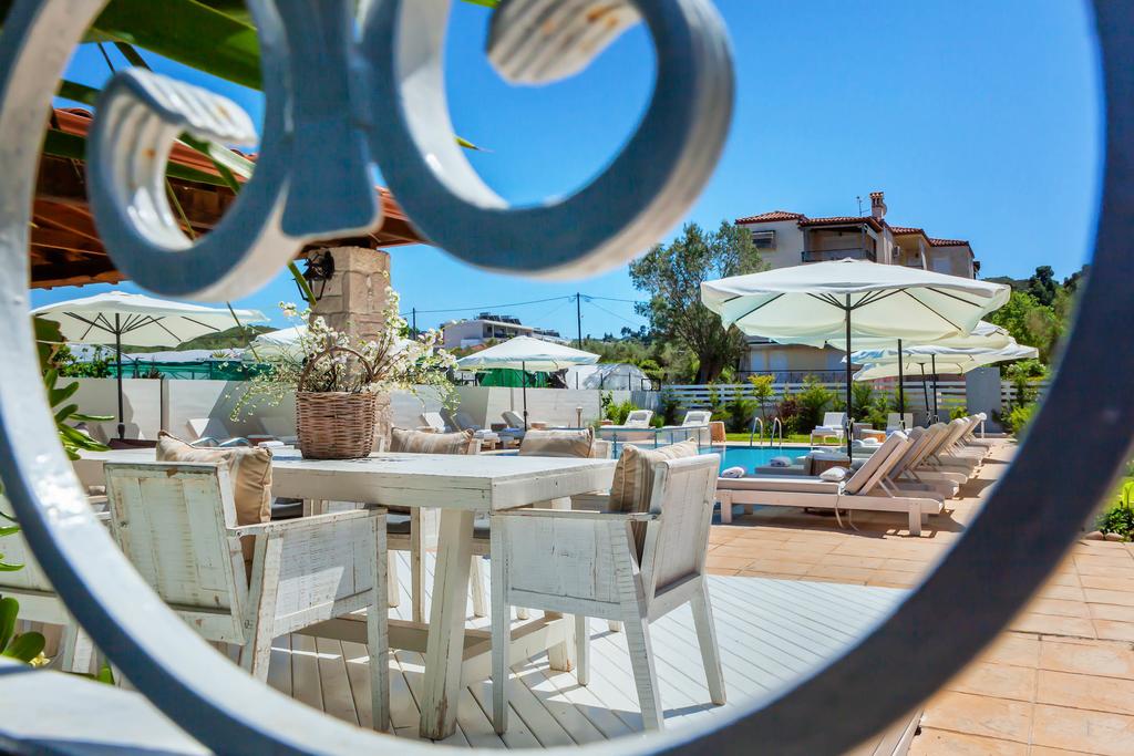 Hotel Hesperides pool bar.jpg