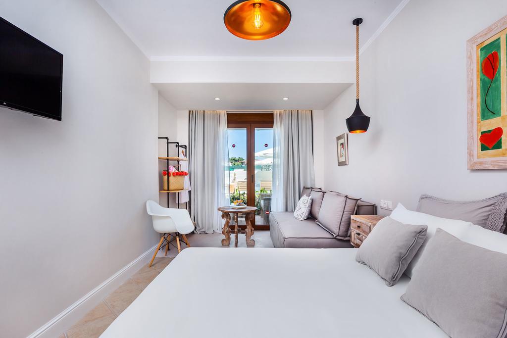 Hotel Hesperides triple studio.jpg