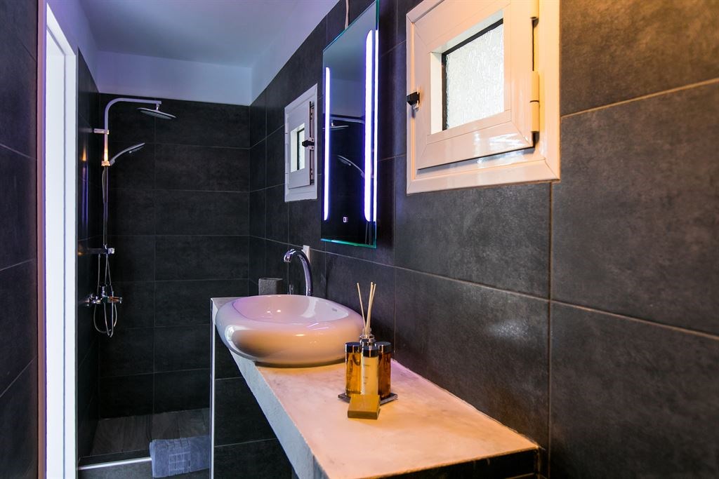 Villa Hestia Beachfront bathroom 1.jpeg