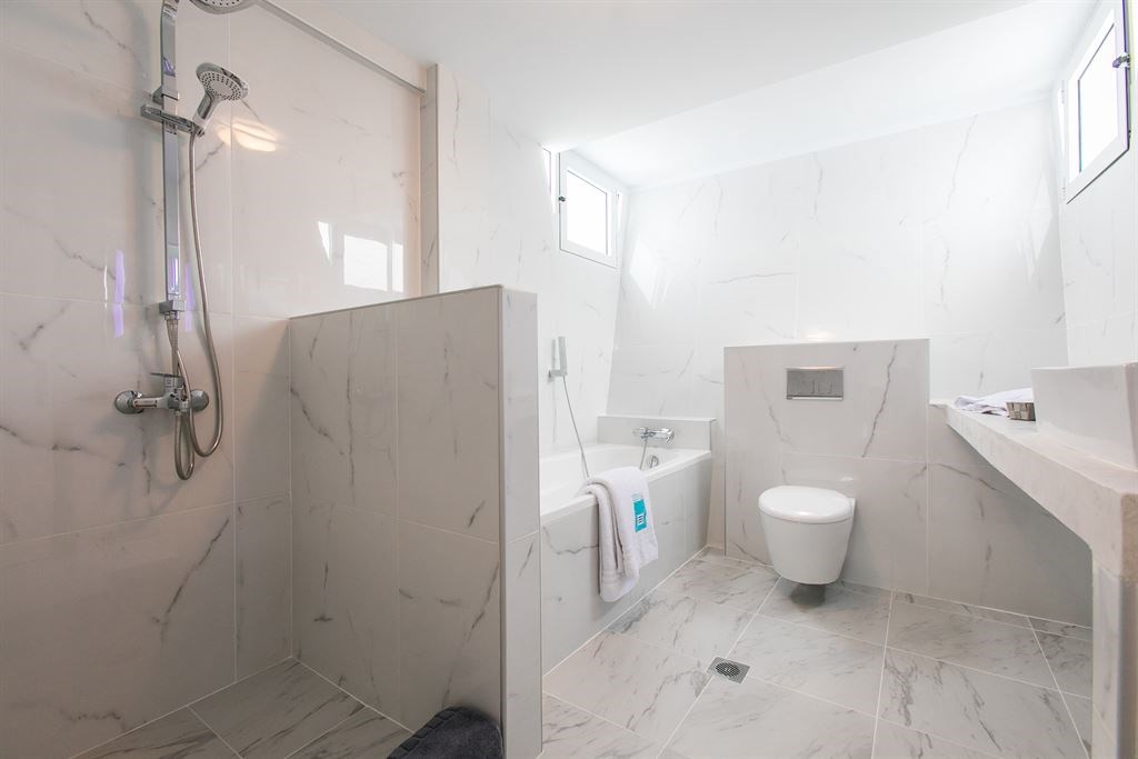 Villa Hestia Beachfront bathroom.jpeg