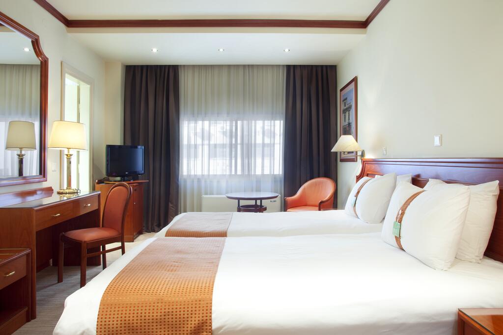 Hotel Holiday Inn double room 3.jpg