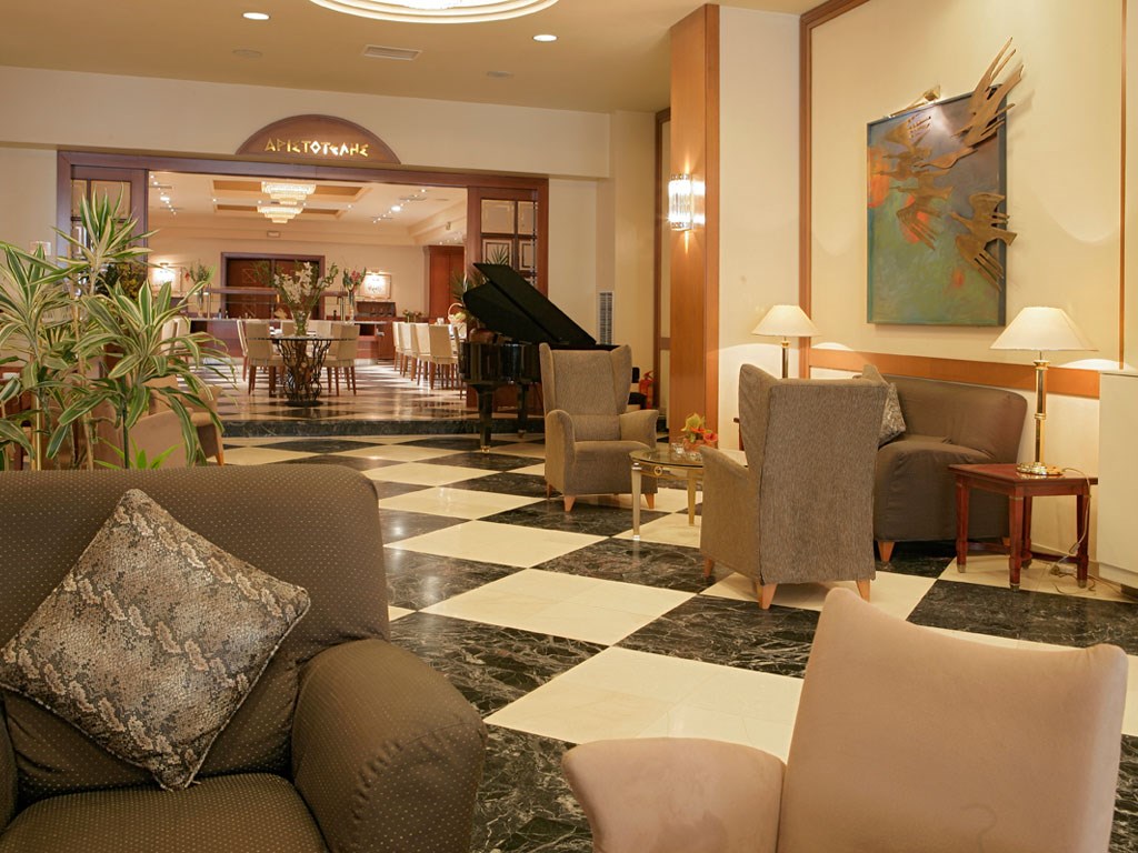 Hotel Holiday Inn lobby 1.jpeg