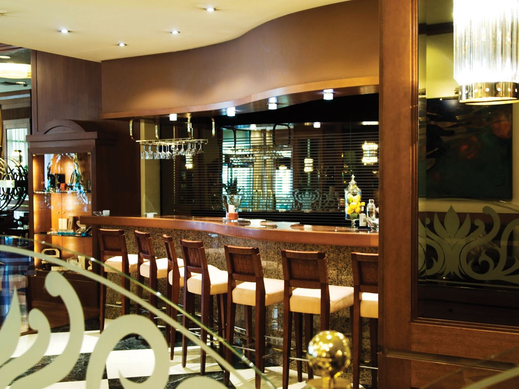 Hotel Holiday Inn lounge bar.jpeg