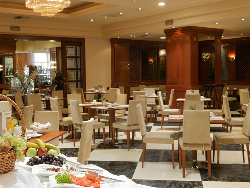 Hotel Holiday Inn restaurant 1.jpeg