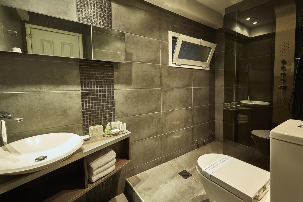 Hotel Ilio Mare batrhroom 1.jpg